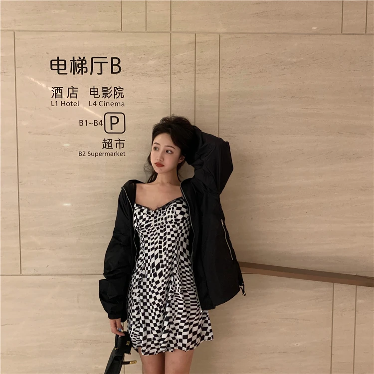 Женское клетчатое мини платье на бретельках летнее кружевное с v образным