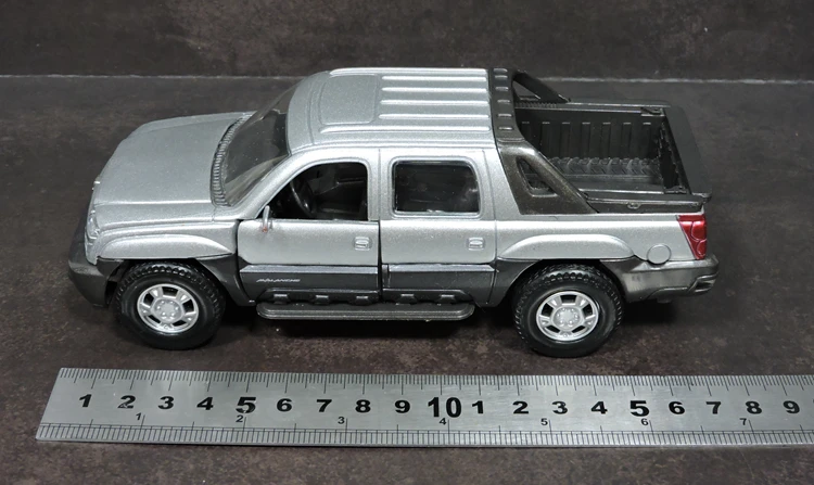 Новинка Классическая американская модель автомобиля Tahoe 1/32 из литого под