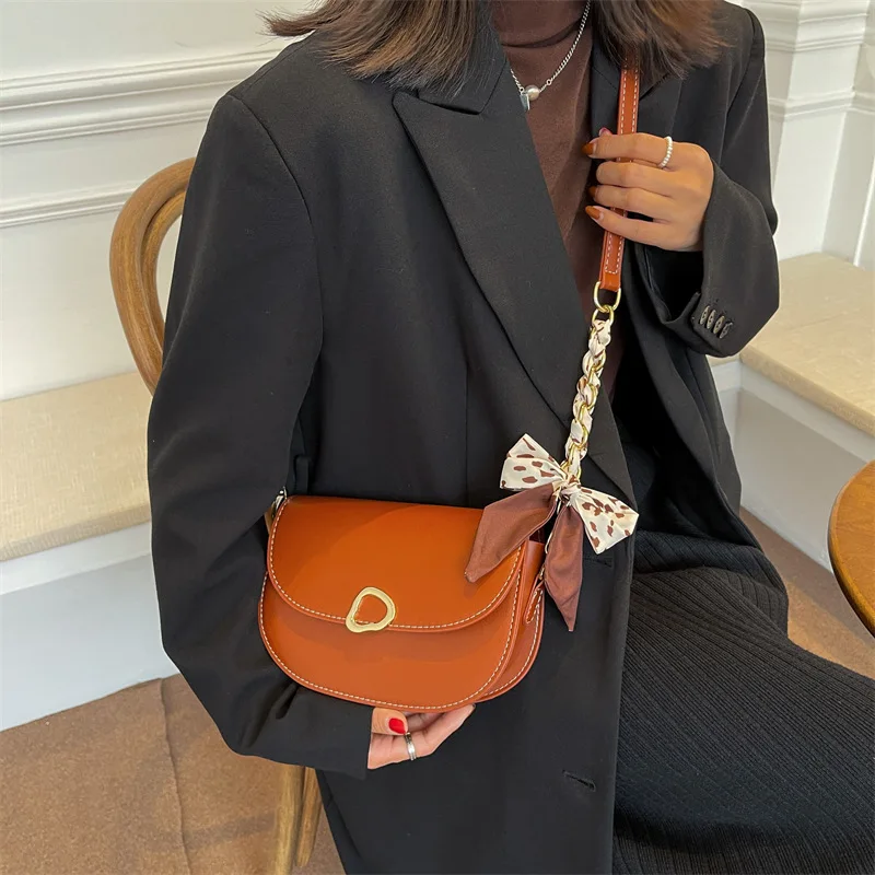 

Женская однотонная Сумка-седло с откидной крышкой, Осень-зима, модный шарф из искусственной кожи, сумка-мессенджер, Высококачественная винт...