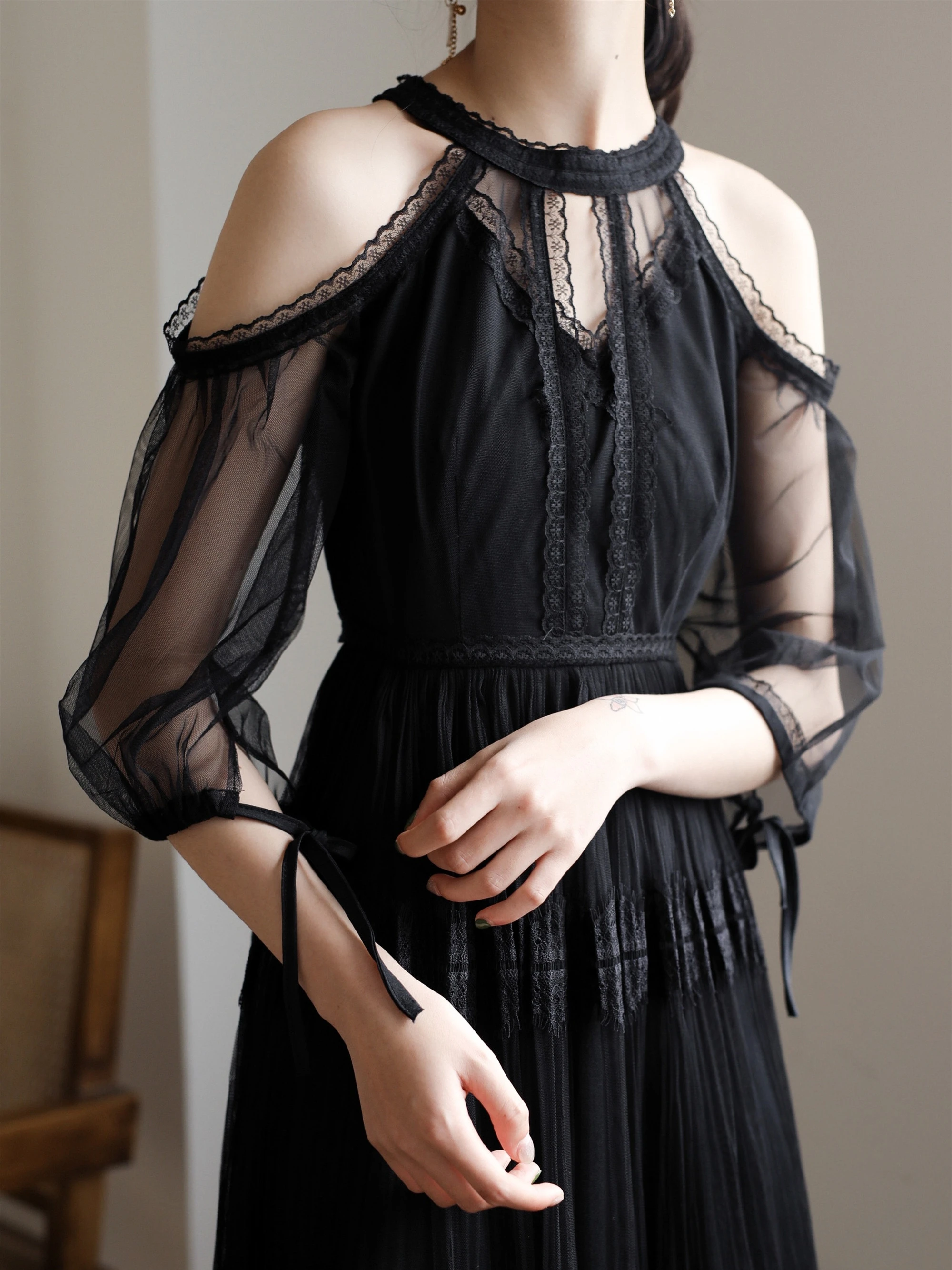 Женское праздничное платье с лямкой на шее вечерние ажурные черные сетчатые