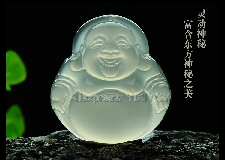 Красивый кулон из натурального ледяного белого агата и нефрита с резьбой