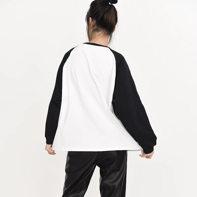 

[EAM] Women Black White Contrast Color Big Size T-shirt New Round Neck Long Sleeve Fashion Tide Spring Autumn 2021 1DD134900