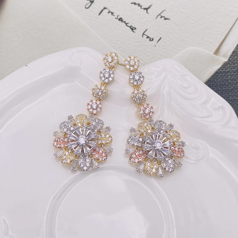 

Женские серьги-подвески со снежинками и цирконом, с микропокрытием