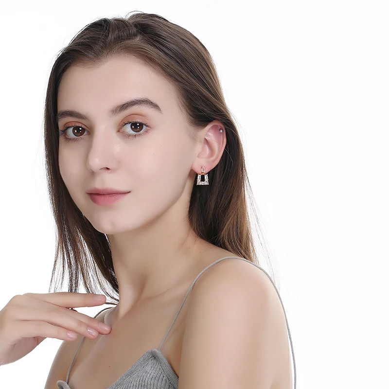 Женские серьги-гвоздики с фианитами золотистого цвета