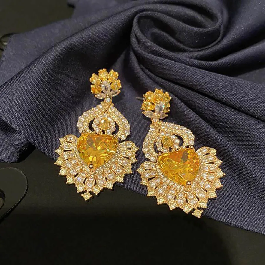 

Желтые серьги в форме веера в стиле барокко