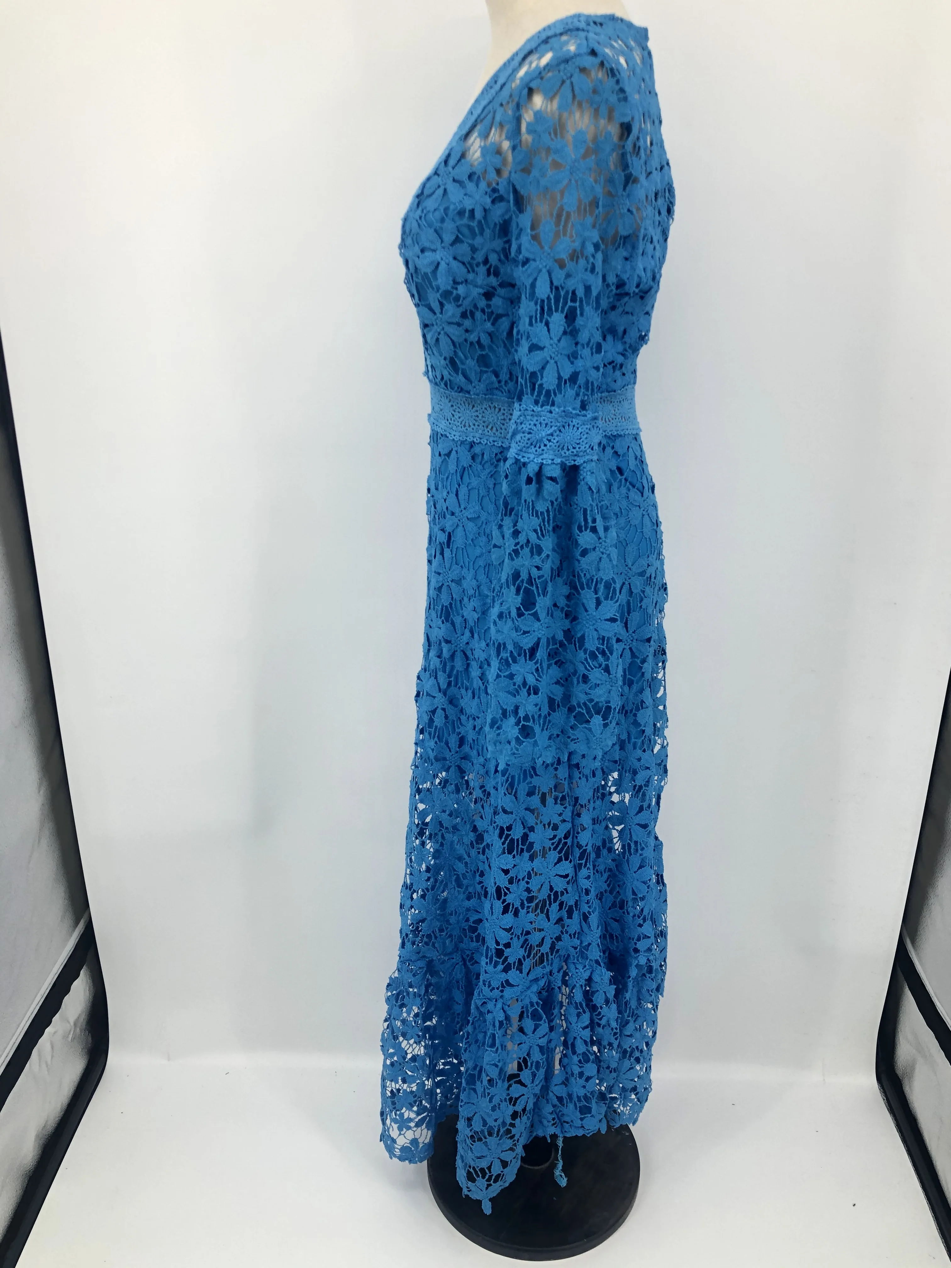 Платье женское кружевное с V-образным вырезом белое пикантное длинное вечернее