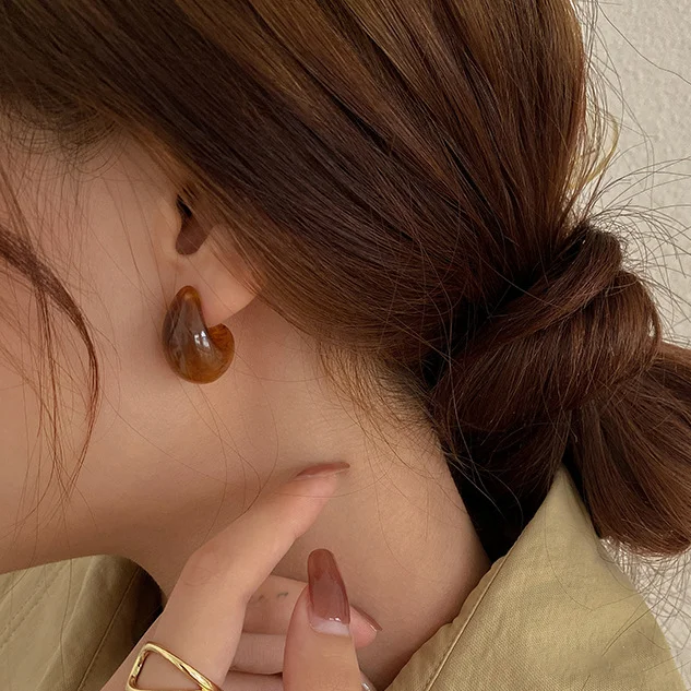 

Origin Summer Brown Beige Green Resin Earrings for Women French Vintage Waterdrop Arcylic Small Hoop Earrings Statement Jewelry