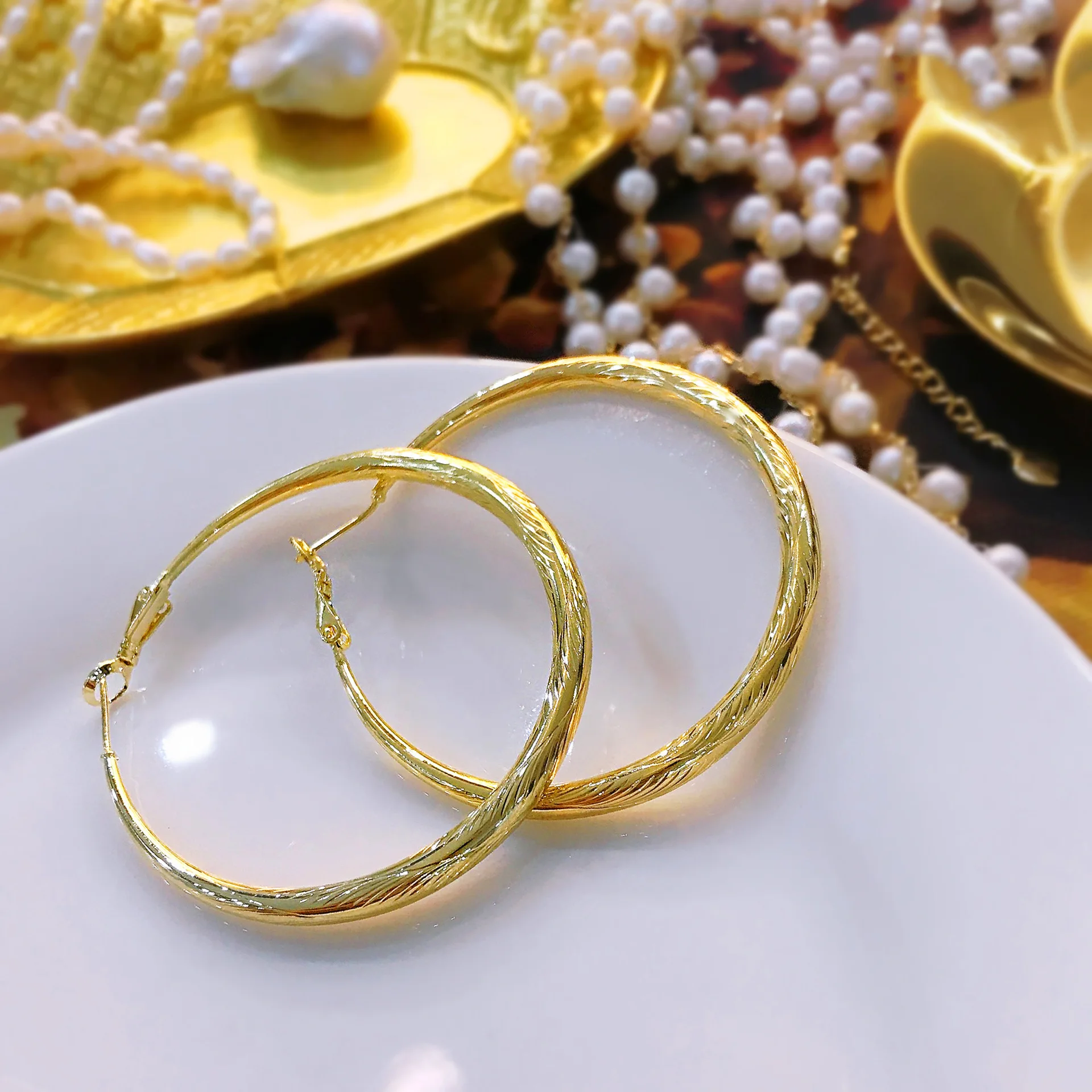 

Foydjew New Vintage Carved Earrings Ethnic Style Bridal Jewelry Plated 18K Gold Color Exaggerated Big Hoop Earring For Women