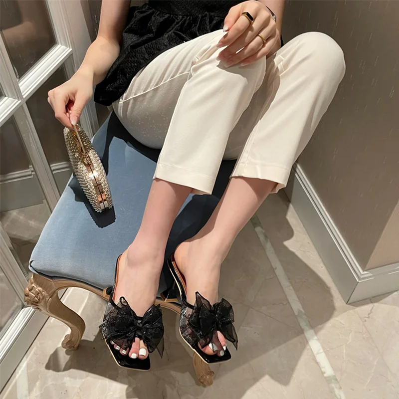 

Модные женские шлепанцы, новинка, брендовые атласные шлепанцы с бантом и квадратным носком, без застежек, Сказочная внешняя обувь на высоко...