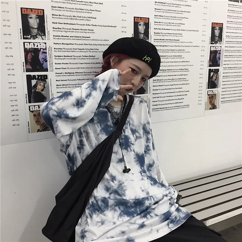 

ins autumn Korean version of the gradient tie-dyed loose T-shirt street personality Harajuku style round neck long sleeve bottom