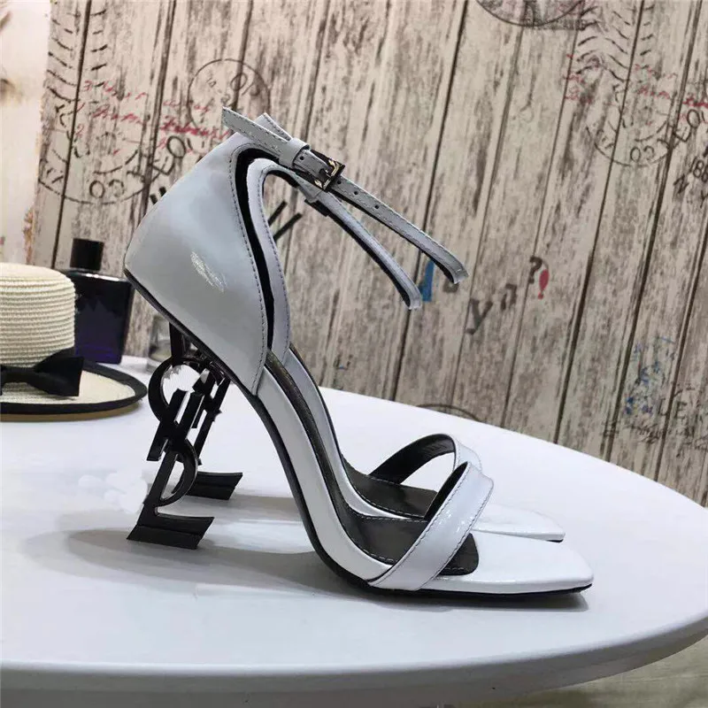 Пикантная женская обувь из мягкой натуральной кожи белого цвета на тонком