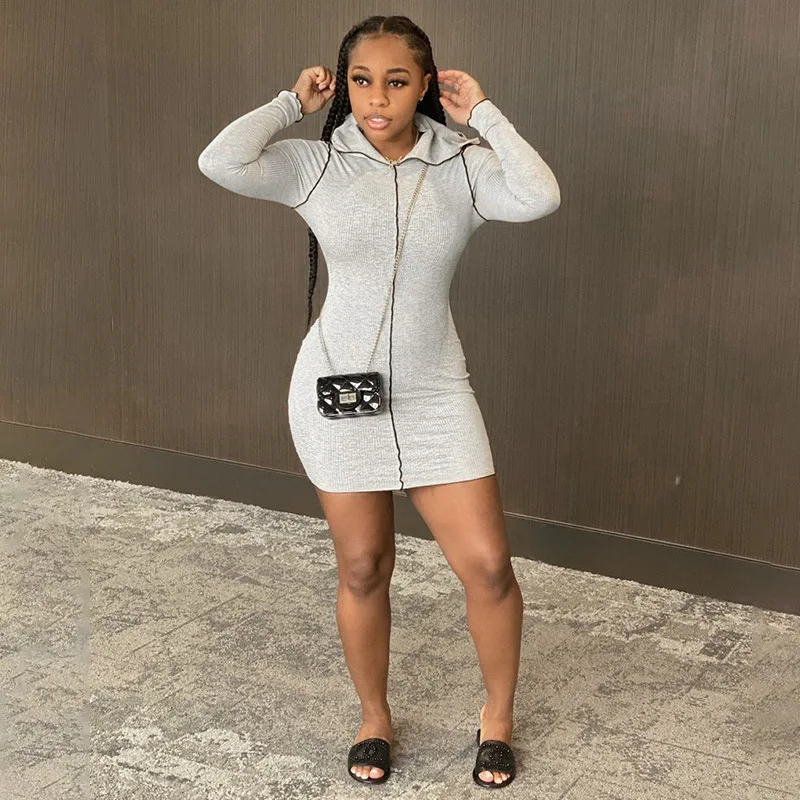 Женское трикотажное платье с капюшоном однотонное облегающее короткое длинным