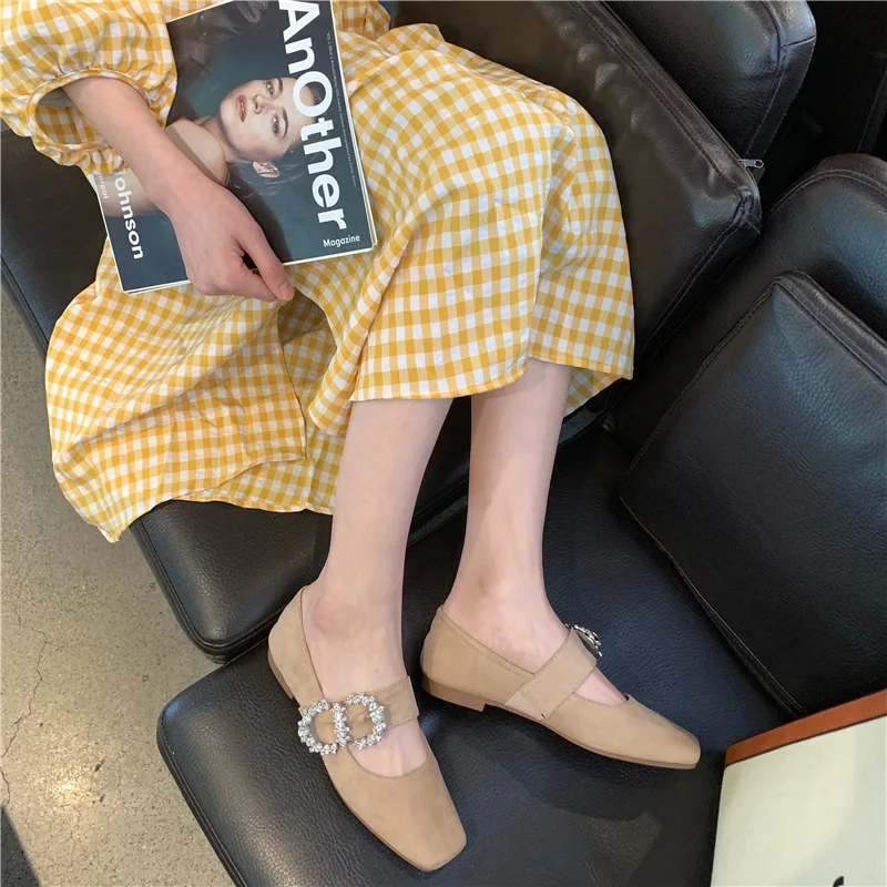 

2020 весна стиль; Новинка; в стиле ретро; обувь на плоской подошве женская обувь стразы из органической кожи с пряжкой; модные сапоги из флоков...