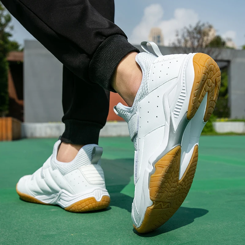 Men's Badminton Shoes Court Tennis Sneakers Men's White Black Tennis Jogging Shoes Couple Breathable Mesh Badminton Sneakers