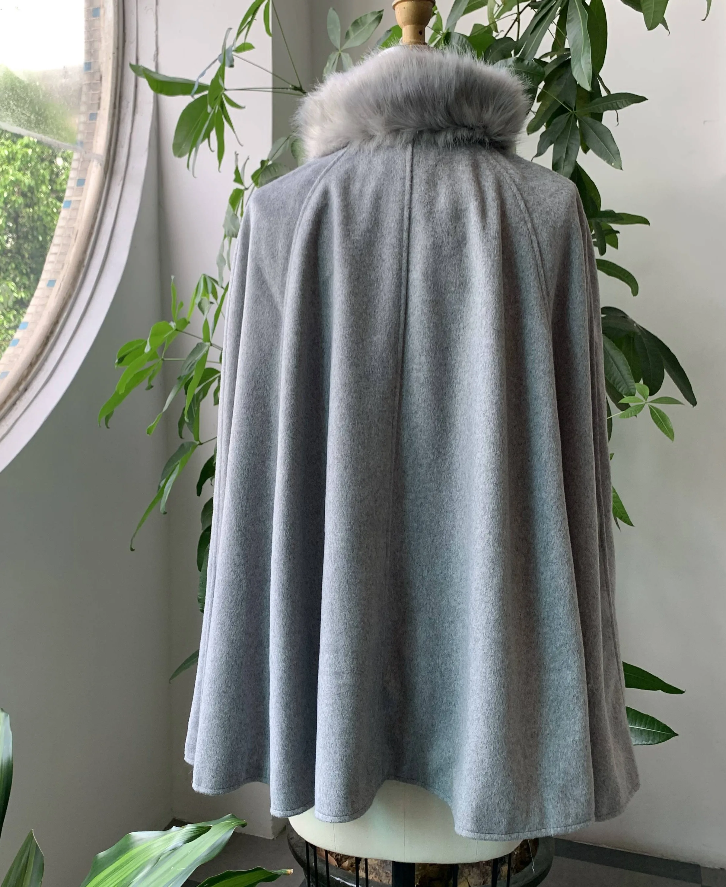 

Women Casual Capes 2020 Vintage Office Lady Button Plain Winter Female Elegant Fashion Overcoats Faux Fur Neck Stylish Coats