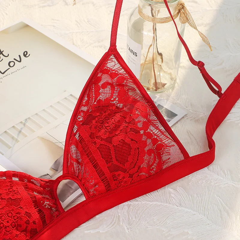 Комплект женского кружевного нижнего белья с тонким треугольным бюстгальтером