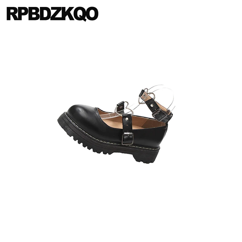 Женские туфли на плоской подошве с круглым носком металлическим ремешком