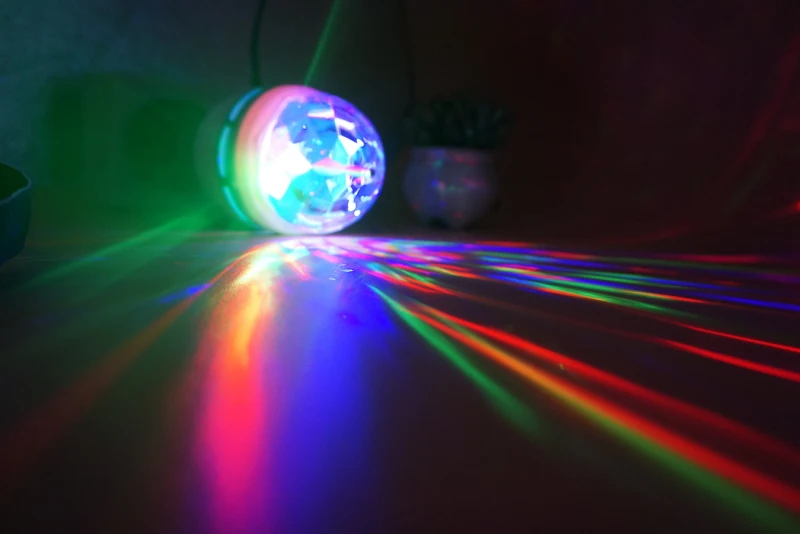 1 шт. E27 RGB светодиодный лампы забавные хрустальный шар Авто вращающийся