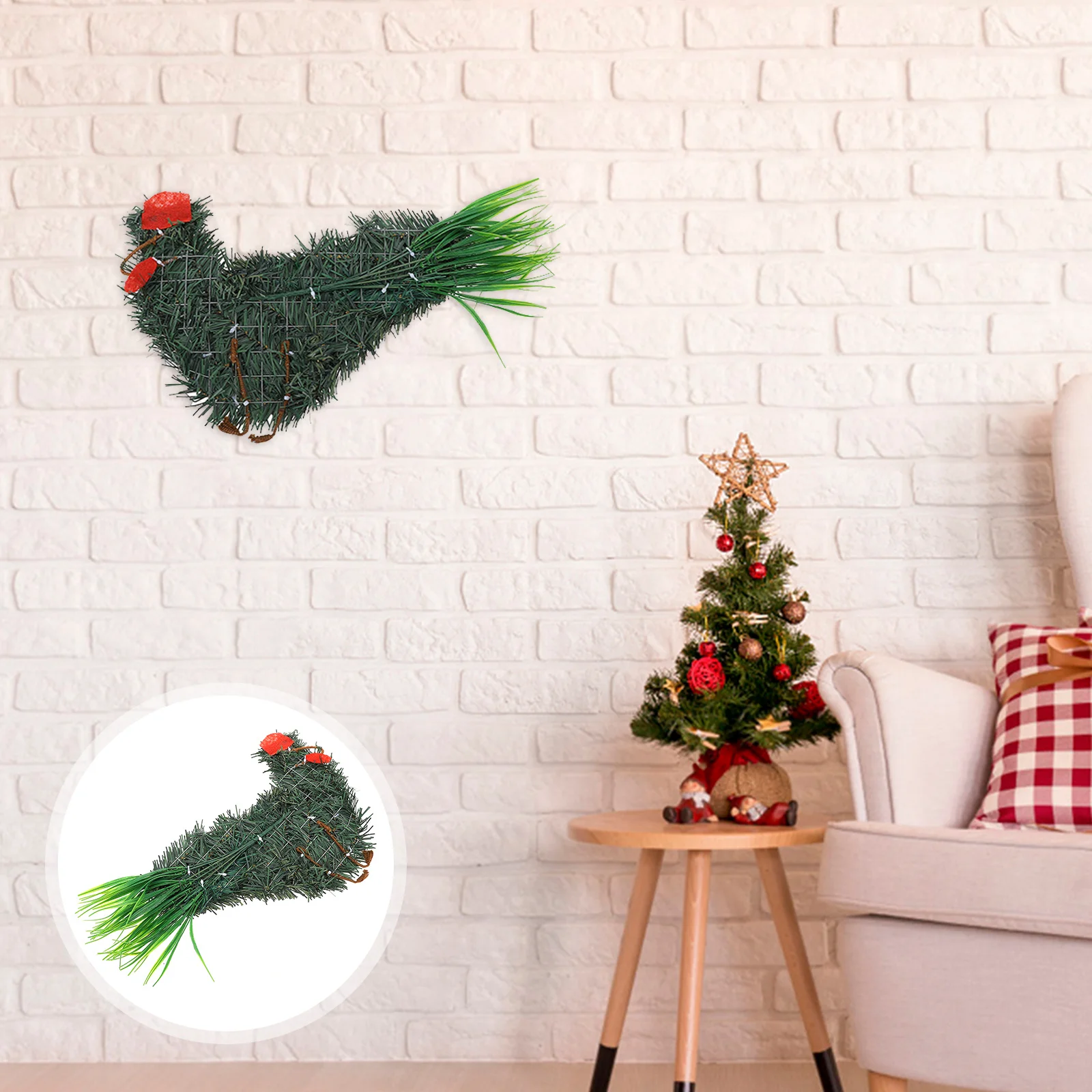 

Декоративный венок из искусственной сосны в виде петуха