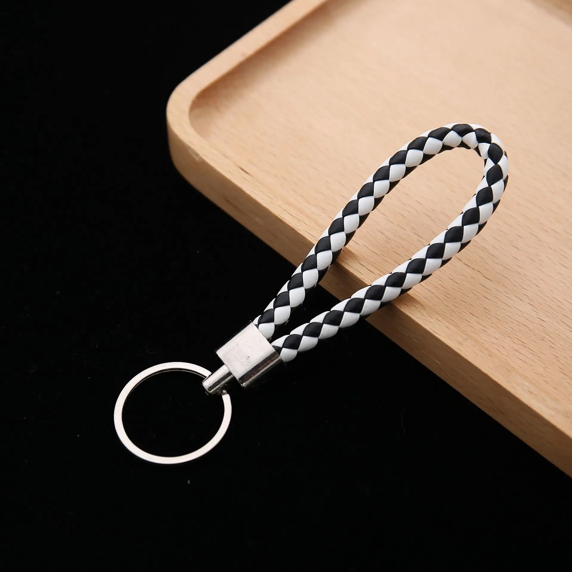 White and Black PADEGAO 50 шт. Веревка Ключ Пряжка Кулон переплетение брелок для ключей в виде троса металлический влюбленный мультфильм часть натуральная кожа Автомобильный Ключ Пряжка PDG140 - Цвет: White and Black