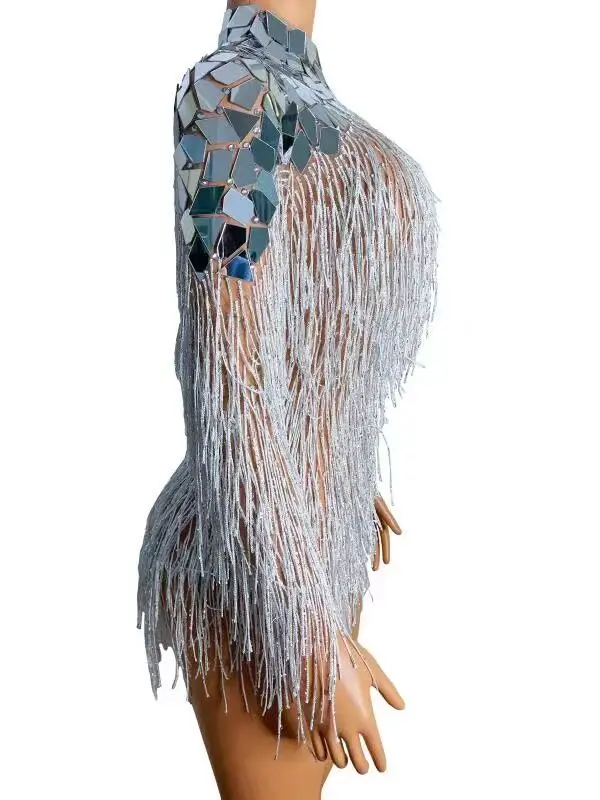 Блестящий боди с зеркальными плечами и серебряной бахромой костюм для