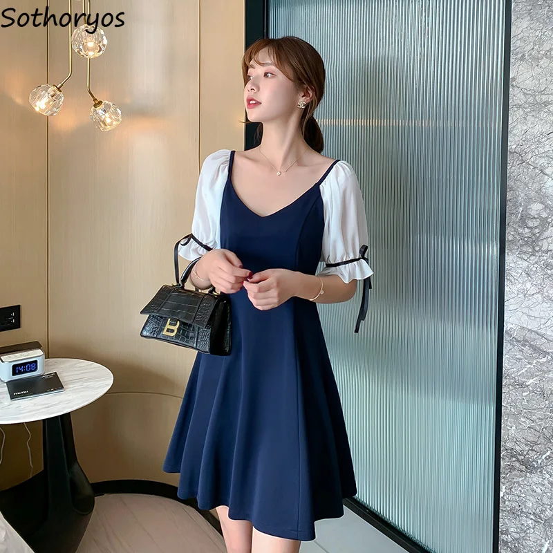 

Платье женское ТРАПЕЦИЕВИДНОЕ составного кроя с коротким рукавом, высокой талией и V-образным вырезом