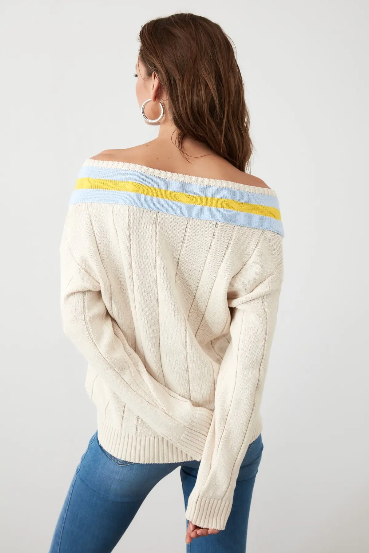 

Trendyol V Collar Mesh Detailed Knitwear Sweater Sweater TWOAW21KZ1166