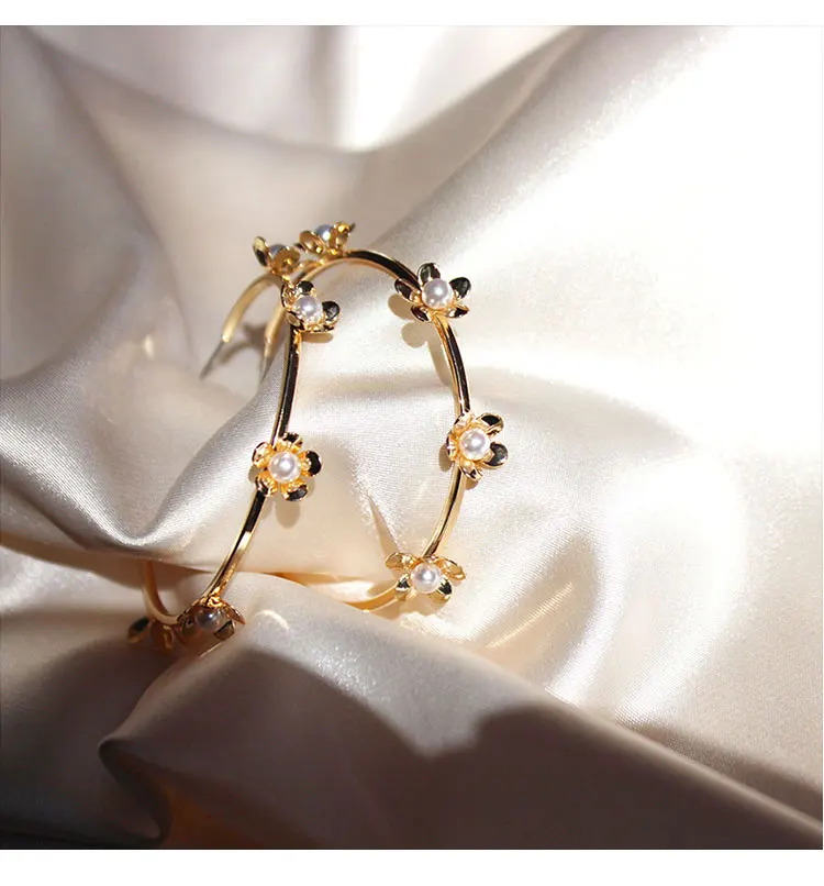 

New Fashion Romatic Elegant Artificial Pearl Flower Hoop Earrings for Women Punk Big C Shaped Hoops Earrings Jewelry Party Gift