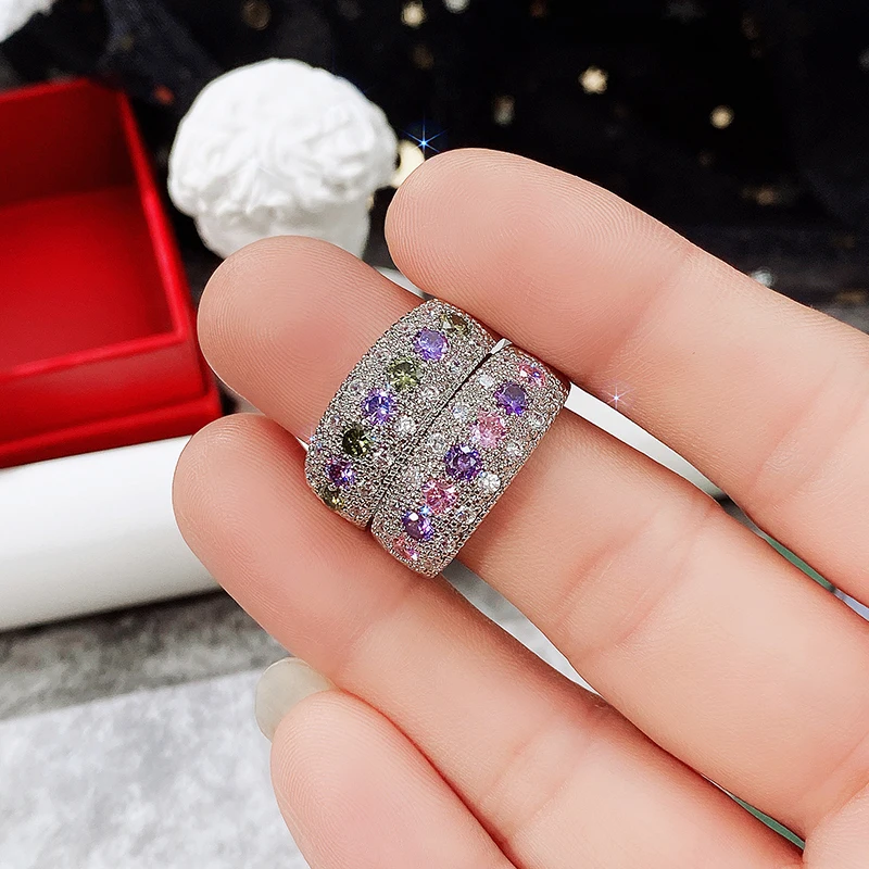 Huitan Стильные ослепительные кристаллические кольца CZ Женские модные аксессуары для вечеринок Изысканный дизайн ювелирных изделий Свадебные церемониальные банды.