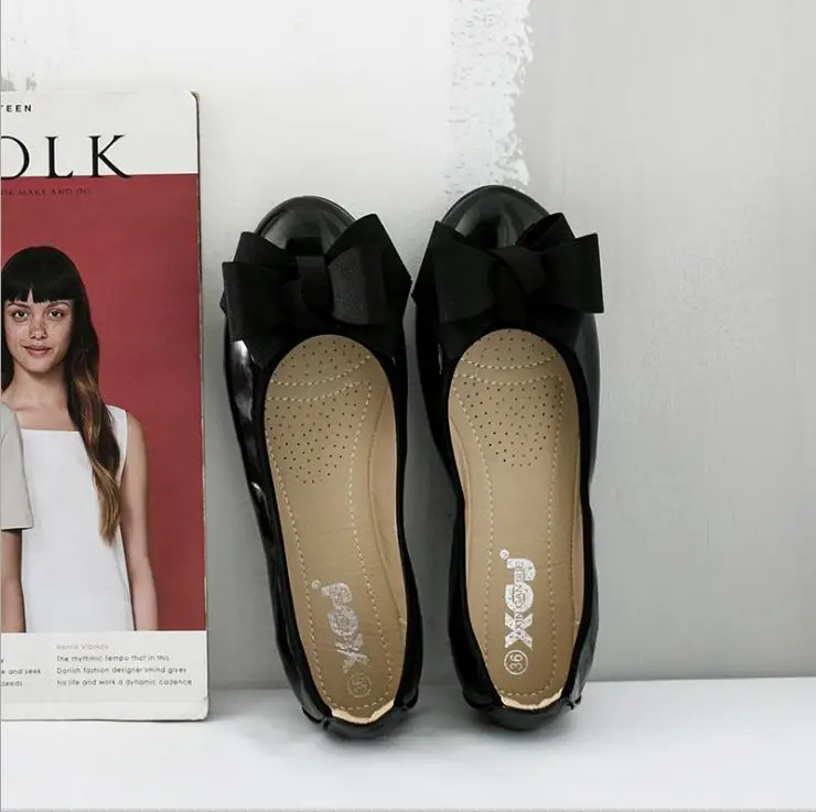 Женские кожаные туфли на плоской подошве с эластичным ремешком милые бантом для