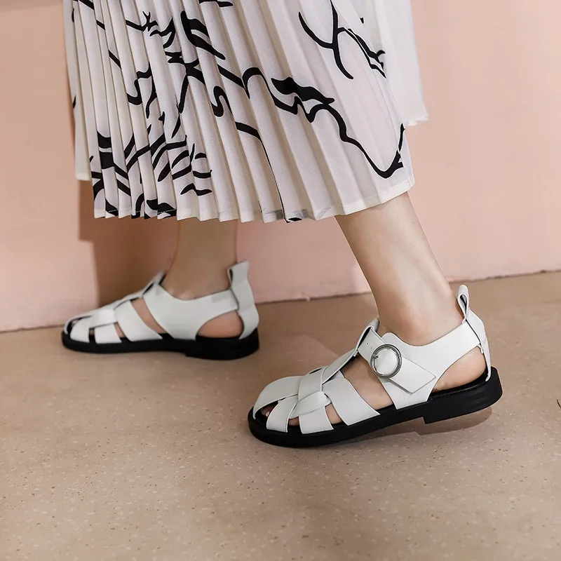 Женские босоножки на плоской подошве Asumer из натуральной кожи с вырезами