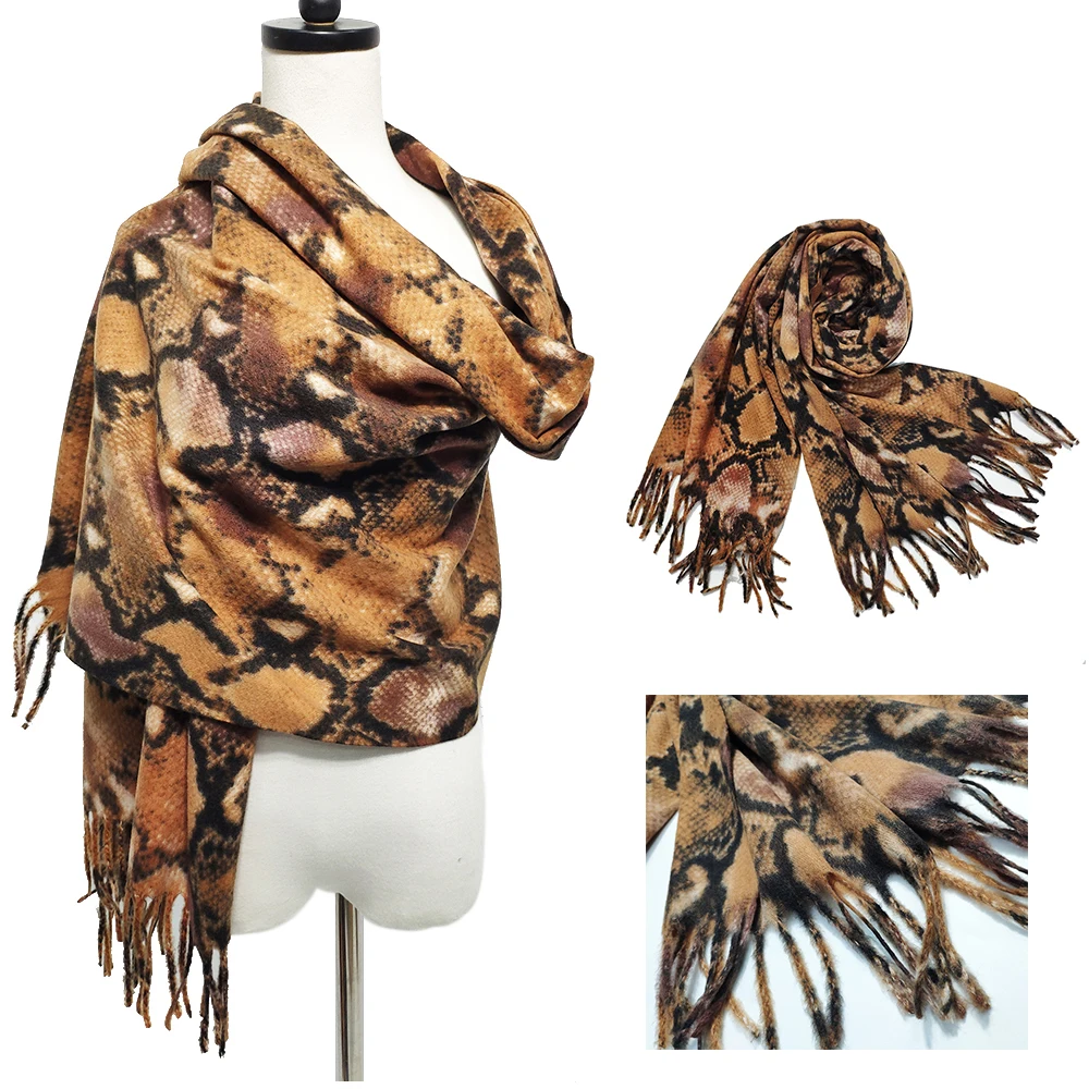 Осенне зимний шарф с леопардовым принтом женский длинный из искусственного