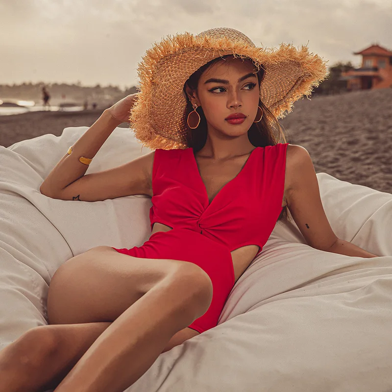 Слитный купальник Женский однотонный с чашками пуш-ап пикантный купальный