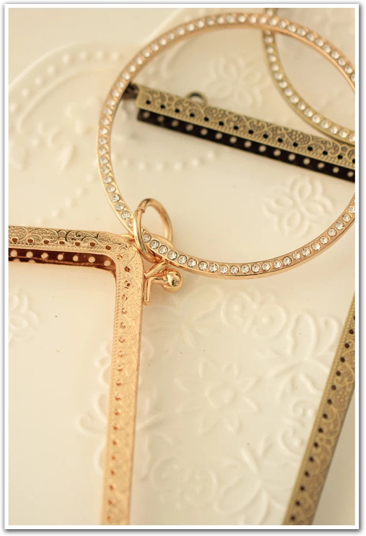 Dailylike Bronze Light Gold Bracelet Diamond L-shaped Mouth Wind Cartoon Flowers and Animals Fabric Embroidery | Дом и сад
