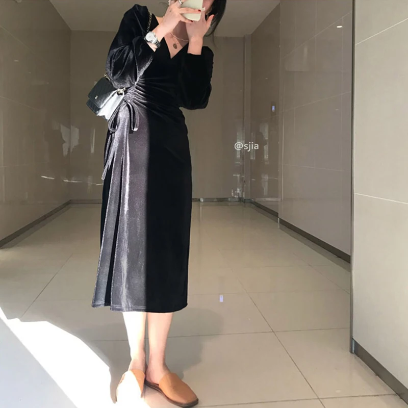 

Korean chic autumn and winter V-neck black dress with thin bubble sleeve velvet dress