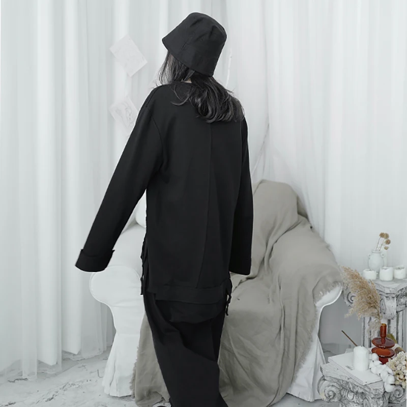 

[EAM] Loose Fit Black Vent Irregular Sweatshirt New Round Neck Long Sleeve Women Big Size Fashion Spring Autumn 2021 1DD1055