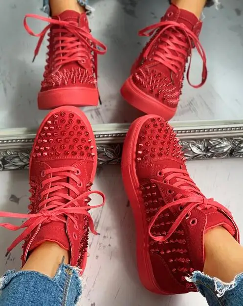 Женские кроссовки с заклепками панк на толстой платформе вулканизированные