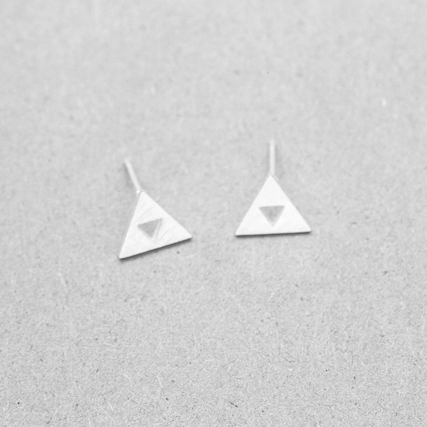 Легенда о Зельде Triforce серьги гвоздики для женщин фильмы из нержавеющей стали Oorbellen геометрические треугольные маленькие серьги
