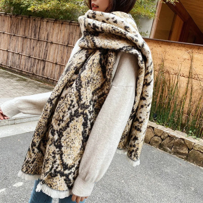 Лучший бренд змеиная кожа зимняя Толстая теплая розовая шаль с кисточками