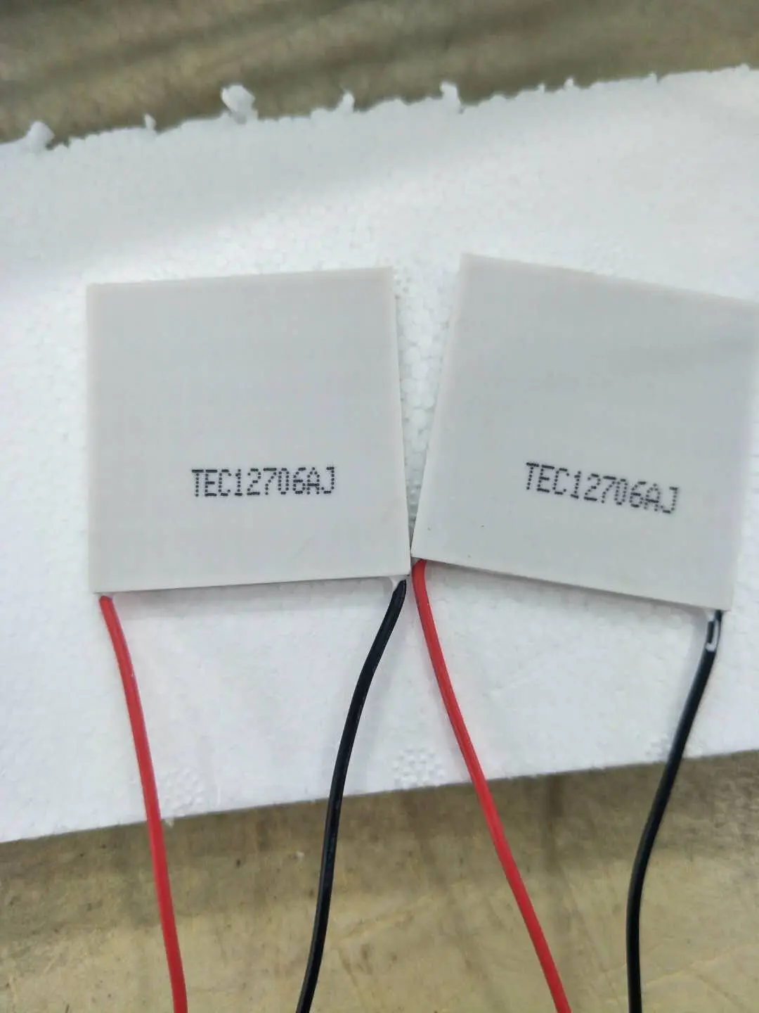 Рекламный Холодильный лист от производителя Φ TEC12706AJ 40*40 мм большая разница