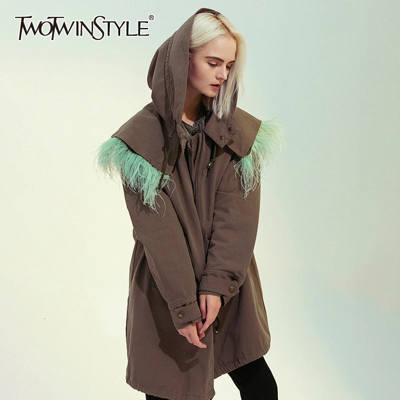 TWOTWINSTYLE Лоскутные перья женские пальто с капюшоном воротник длинный рукав