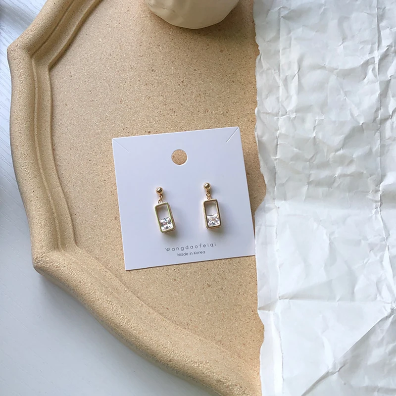 Модные минималистичные квадратные серьги с фианитами золотого цвета