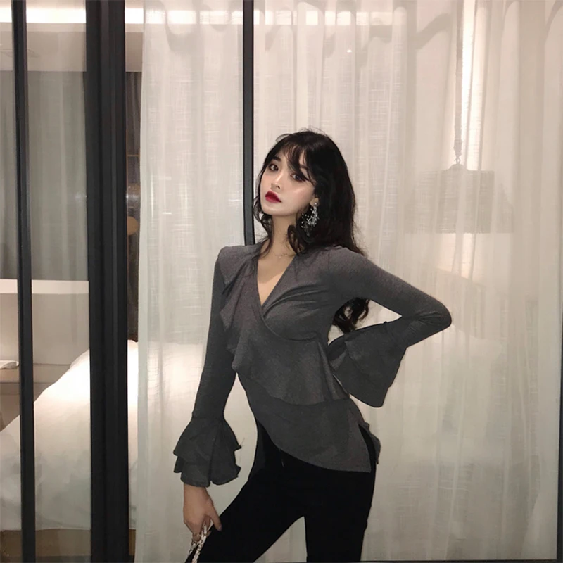 

Женская тонкая футболка с оборками и V-образным вырезом, новинка 2021, демисезонный двухслойный Топ с длинными рукавами-клеш, подходящий ко вс...