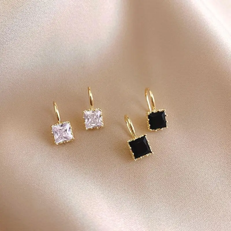 

2021 Korean Fashion Black White Pendant Small Earrings for Women Simple Girl Unusual Shiny Earrings Fashionable Female Jewelry