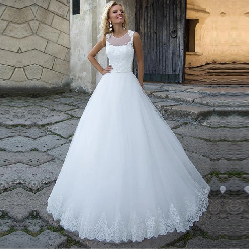 Белое свадебное платье цвета слоновой кости с круглым вырезом и кружевной