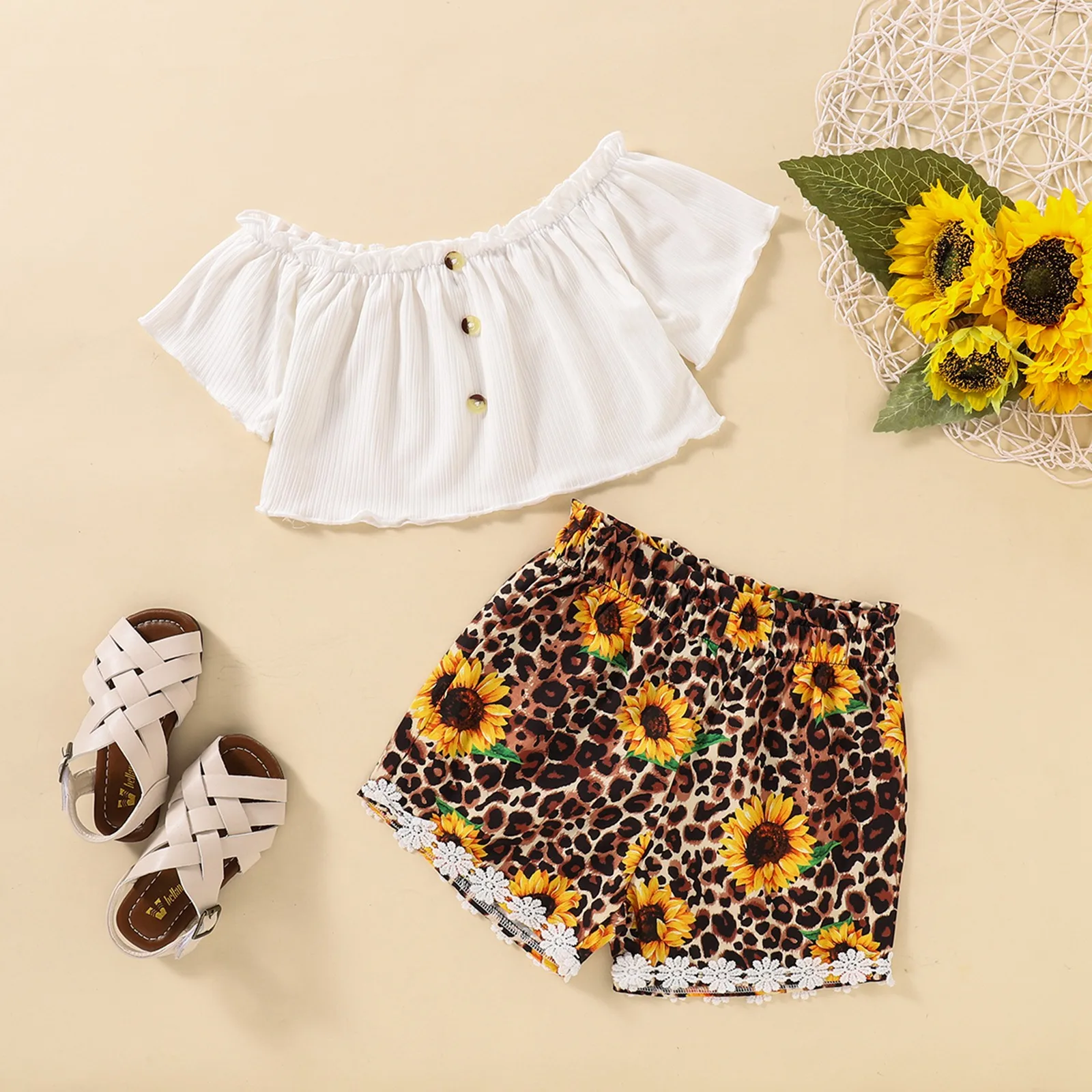 

Футболка с коротким рукавом и открытыми плечами для девочек, комплект из 2 предметов, Однотонная рубашка с вырезом лодочкой и шорты с леопар...