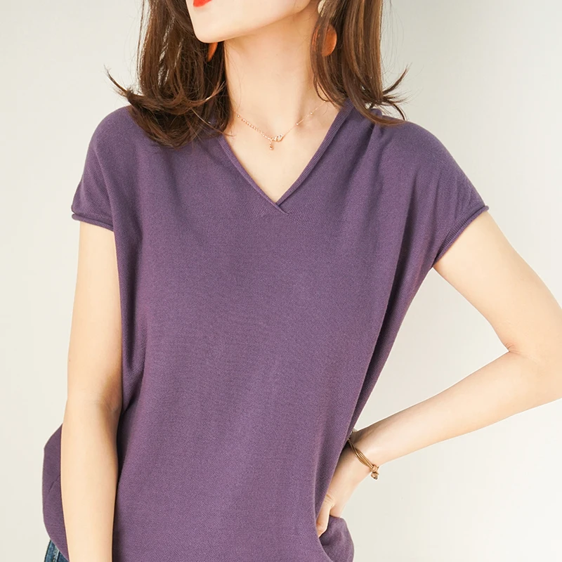 

Женская трикотажная рубашка с коротким рукавом и V-образным вырезом