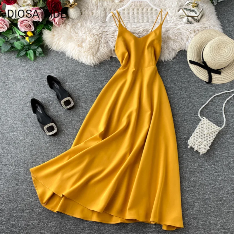 Платье на бретельках с v образным вырезом и открытой спиной для отпуска летнее