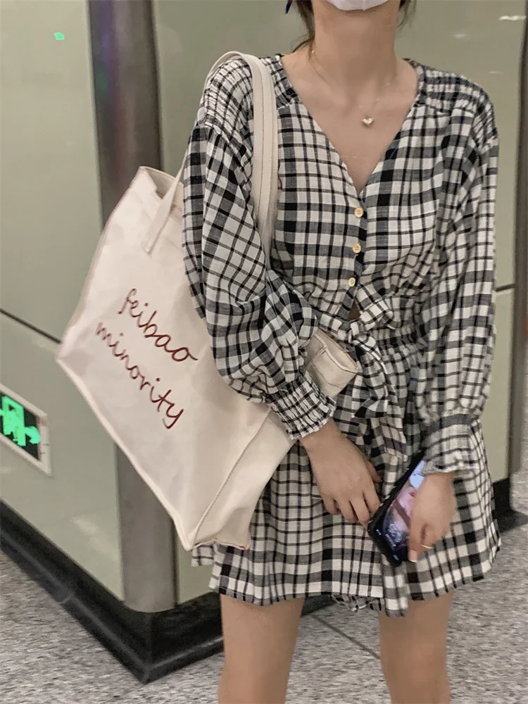 

COIGARSAM Plaid Loose V-Neck Coat Women Shorts