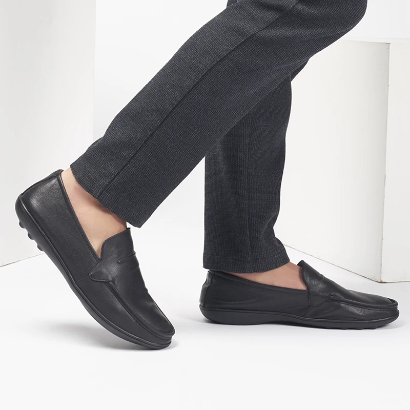 

Men genuine Leather Shoes slip on Luxury Designer Brand Fashion Sneakers Flats Lightweight Mens Shoes Moccasins men Loafers